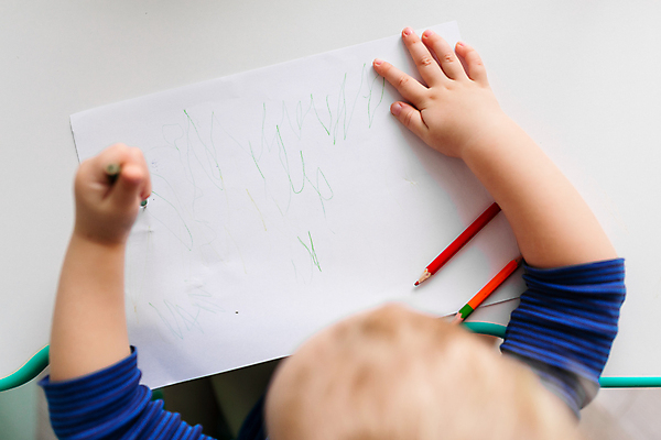 포토 JPG 해외이미지 모양 손 교육 행복 종이 어린이 선 백그라운드 컨셉 손가락 가족 놀이 탁자 추상 주택 실내 창조 미술 한명 사람 빨간색 스터디 컬러풀 연필 페인트 유치원 흰색 아기 그리기 그림 크레파스 예술가 엘리먼트 해외포토 1 감정 컬러 가구 무늬 관계 모션 문화예술 학용품 내부 건물 신체부위 학습 필기구 파일형식 이미지허브