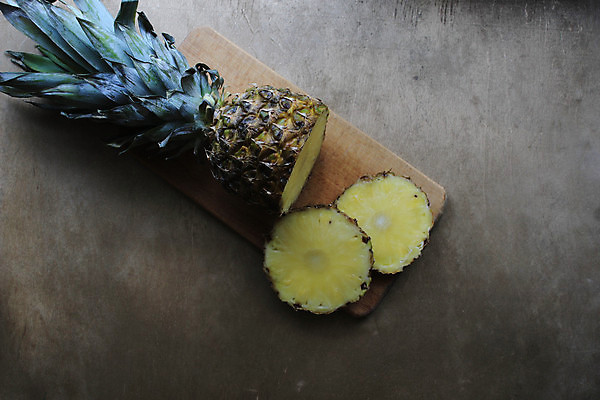 포토 JPG 해외이미지 디자인 음식 조각 백그라운드 잎 다이어트 과일 탁자 디저트 프레임 도마 건강 관리 사람 사람없음 목재 파란색 노란색 우주 신선 달콤 자르기 파인애플 질감 날것 슬라이스 건강식 내추럴 숙성 영양분 이국적 해외포토 나무 식물 컬러 가구 재료 모션 주방용품 맛 열대과일 파일형식 이미지허브