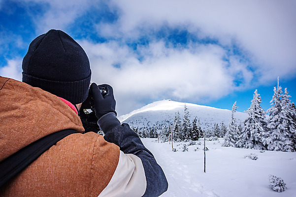 포토 JPG 해외이미지 나무 계절 여행 백그라운드 겨울 자연 하늘 산 사람없음 야외 파란색 여행객 사진촬영 추위 사진사 눈내림 해외포토 식물 컬러 눈_날씨 사람 촬영 작가 생태계 파일형식 이미지허브