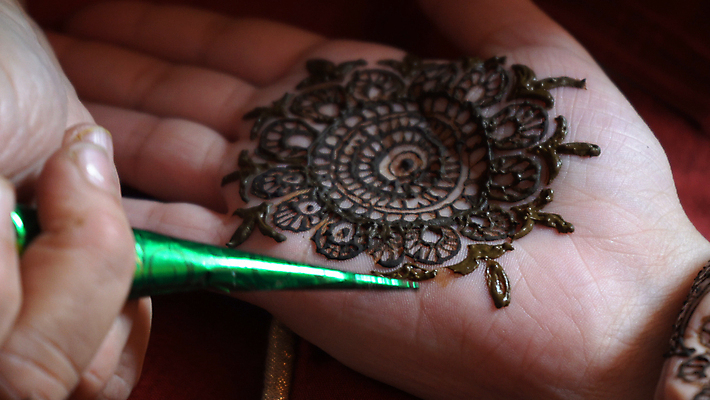 포토 JPG 해외이미지 직업 전통 손 디자인 여자 결혼 패턴 결혼식 미술 사람없음 신체부위 장식 초록색 뷰티 화려 그리기 의식 어플리케이션 인도인 문신 피부 그림 반죽 예술가 원뿔 들러리 내추럴 복잡 힌두교 신청 해외포토 도형 외국인 종교 컬러 컨셉 무늬 모션 문화예술 사람 동양인 이벤트 하객 파일형식 이미지허브