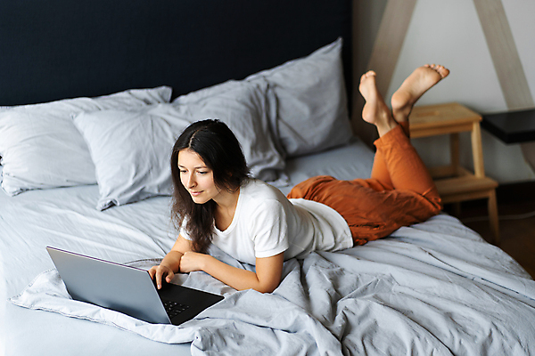 포토 JPG 해외이미지 백인 라이프스타일 응시 여자 행복 감정 여유 인터넷 비즈니스 통신 휴식 거리 주택 갈색머리 실내 한명 미소 내부 노트북 쇼핑 스터디 컴퓨터 뷰티 공책 웹 침실 방 흰색 침대 타이핑 업무 작업 네트워크 무선전화기 온라인 거짓말 프리랜서 해외포토 서양인 직업 1 헤어스타일 시선 컬러 가구 컨셉 문구용품 표정 사람 건물 생활 전자제품 학습 전화기 파일형식 이미지허브