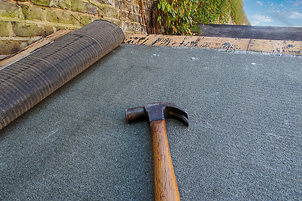 포토 JPG 해외이미지 직업 도로 지붕 노동자 영국 새로움 사람없음 야외 건물 쌓기 정원 장비 도구 공구 업무 수리 닫기 보호 망치 오두막 롤 고정 헛간 DIY 계약자 교체 방수 펠트 해외포토 건축물 유럽 길 컨셉 교통시설 모션 취미 작업 계약 저장고 파일형식 천_직물 이미지허브