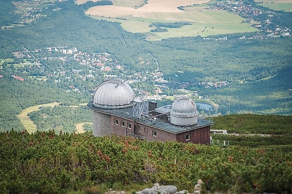 포토 JPG 해외이미지 호수 자연 하늘 산 사람없음 건물 물 여행객 트래킹 하이킹 언덕 전망대 슬로바키아 절정 해외포토 자연요소 건축물 유럽 레저 사람 생태계 파일형식 이미지허브