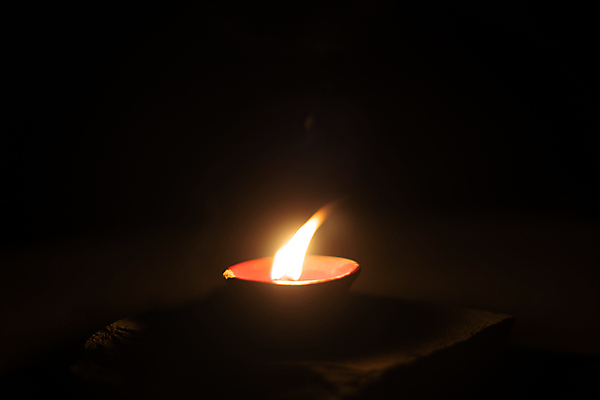 포토 JPG 해외이미지 전통 디자인 행복 아시아 종교 문화 백그라운드 촛불 불 휴가 조명 따뜻함 사람없음 장식 빛 컬러풀 평화 축제 어둠 램프 축하 인사 영혼 야간 보케 점토 빛망울 연소 광 등잔 숭배 힌두교 해외포토 자연요소 감정 나라 컬러 컨셉 초 예절 파일형식 이미지허브