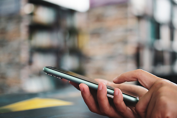 포토 JPG 해외이미지 라이프스타일 손 여행 인터넷 비즈니스 통신 모바일 휴가 사람 풍경 사람없음 야외 금융 스마트폰 핸드폰 도시풍경 여행객 디지털 스크린 일몰 터치 도시 네트워크 메시지 이메일 전화기 스마트 온라인 스카이라인 멀티미디어 채팅 터치스크린 셀룰러 해외포토 컨셉 생활 신체부위 경제 전자제품 스마트기기 노을 파일형식 이미지허브