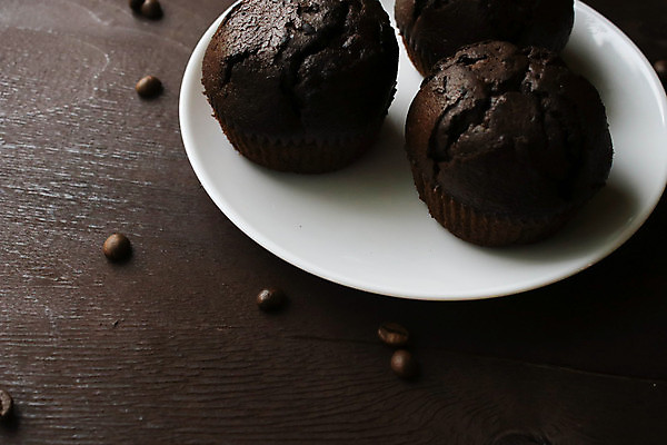 포토 JPG 해외이미지 꽃 음식 백그라운드 디저트 함께함 사람없음 장식 컵 가로 갈색 파티 과자 케이크 초콜릿 얼음 어둠 소용돌이 흰색 축하 대접 생일 고급 달콤 유혹 설탕 컵케이크 굽기 네덜란드 머핀 칼로리 버터 반대 충동구매 바닐라 반투명 페스츄리 해로움 핸드메이드 프로스팅 갈색배경 해외포토 자연요소 식물 식기 기념일 유럽 빵 컬러 컨셉 이벤트 쇼핑 회오리 맛 구이 제빵 과소비 파일형식 이미지허브