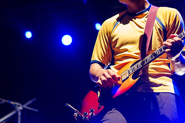 포토 JPG 해외이미지 백인 유럽 음악 노래 전등 사람 사람없음 야외 빨간색 축제 콘서트 공연 연주자 음악가 에너지 무대 기타 표현 악단 그룹 닫기 야간 시원함 쇼 시끄러움 기타리스트 발견 실행 펑크 프로듀서 생존 해외포토 자연요소 서양인 직업 나라 컬러 모션 현악기 문화예술 조명 이벤트 파일형식 이미지허브