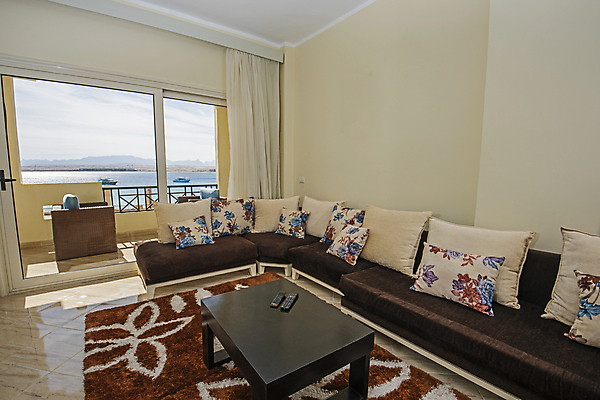 포토 JPG 해외이미지 벽 바다 가구 쿠션 거실 의자 건축양식 창문 탁자 휴가 바닥 아파트 주택 실내 사람없음 내부 장식 인테리어 소파 갈색 카펫 방 발코니 흰색 커튼 휴게실 고급 휴양지 스타일 해외포토 디자인 건축 컬러 생활용품 컨셉 건물 장소 파일형식 이미지허브