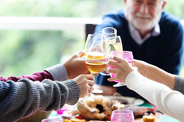 포토 JPG 해외이미지 손 할아버지 노년 남자 크리스마스 휴가 함께함 한명 신체부위 실버라이프 샴페인 건배 노인남자한명만 해외포토 1 라이프스타일 기념일 컨셉 주류 사람 성인 남자한명만 노인남자만 파일형식 이미지허브