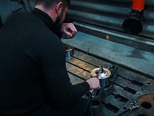 포토 JPG 해외이미지 손 얼굴 장갑 이동 공장 자동차 불꽃 노동자 직장 기술 가면 안전 사람없음 빛 금속 재킷 손상 과학기술 뜨거움 엔지니어 보호 헬멧 확인 서비스 고정 엔진 모터 위반 용접 용접공 자동 재주꾼 철강 핸드메이드 해외포토 직업 잡화 육상교통 컨셉 회사 공업 재질 불 신체부위 외투 기술자 보호장비 파일형식 이미지허브