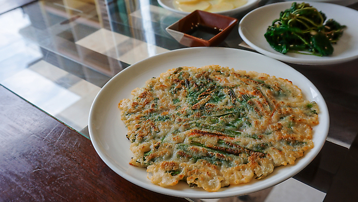 포토 JPG 해외이미지 전통 접시 문화 음식 백그라운드 다이어트 채소 젓가락 탁자 밥 양파 한국 건강 육류 어류 요리 동양인 사람없음 옆모습 초록색 식당 계란 식사 봄 튀김 흰색 시골 신선 맛 먹기 허브 해산물 후추 파 팬케이크 핸드메이드 스타일 해외포토 식물 식기 계절 아시아 뷰포인트 컬러 가구 컨셉 식재료 모션 수저 인종 케이크 상점 알 수중동물 향신료 파일형식 이미지허브