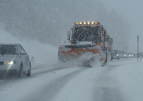 포토 JPG 해외이미지 도로 겨울 거리 안전 사람없음 차도 위험 전조등 청소 트랙터 흐림 눈치우기 루트 제설 눈내림 해외포토 계절 길 컨셉 교통시설 날씨 조명 눈_날씨 농기계 특수차량 치우기 파일형식 이미지허브