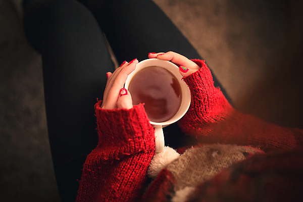 포토 JPG 해외이미지 손 계절 여자 행복 음료 크리스마스 겨울 손가락 휴가 따뜻함 사람 사람없음 장식 컵 소파 희망 수확 인사 못 분위기 정상 12월 연도 순록 해외포토 식기 기념일 감정 컨셉 농업 의자 신체부위 공구 예절 날짜 파일형식 이미지허브