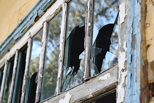 포토 JPG 해외이미지 외관 산업 벽 포즈 백그라운드 건축양식 창문 유리 날씨 프레임 사람없음 건물 목재 손상 바위 도시 구멍 작업실 동굴 균열 위험 버리기 부식 날카로움 스크래치 찌그러짐 교외 구식 깨짐 단절 소셜 썩음 옛날 파멸 해외포토 나무 건축물 건축 컨셉 재료 모션 재질 돌_바위 파일형식 소멸 이미지허브