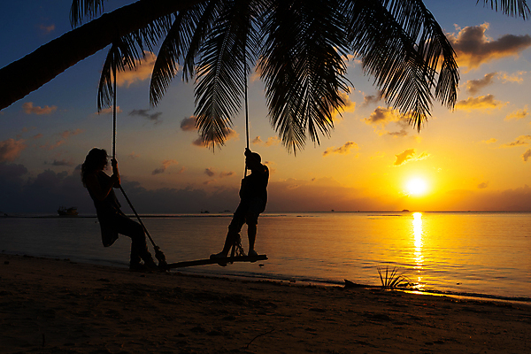 포토 JPG 해외이미지 전신 커플 여자 남자 행복 실루엣 밧줄 바다 여행 데이트 휴식 함께함 앉기 풍경 야외 두명 여름 야자수 일몰 잡기 그네 휴양지 그네타기 성인만 해외포토 나무 계절 감정 줄 컨셉 관계 모션 놀이 촬영기법 사람 노을 장소 파일형식 이미지허브
