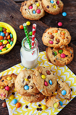 포토 JPG 해외이미지 음식 사탕 사람없음 세로 컬러풀 쿠키 케이크 초콜릿 우유 달콤 맛 설탕 굽기 뿌리기 레시피 핸드메이드 해외포토 컬러 컨셉 모션 디저트 유제품 구이 파일형식 이미지허브