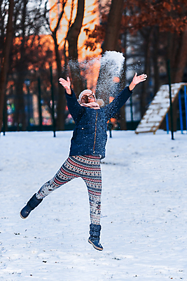 포토 JPG 해외이미지 백인 라이프스타일 옷 계절 공원 행복 어린이 스포츠 크리스마스 겨울 가족 자연 놀이 날씨 휴가 한명 미소 웃음 사람 야외 10대 점프 기쁨 추위 흰색 아기 숲 서리 눈덩이 눈내림 해외포토 서양인 1 공공시설 기념일 감정 컬러 관계 모션 청소년 눈_날씨 표정 생활 생태계 파일형식 이미지허브