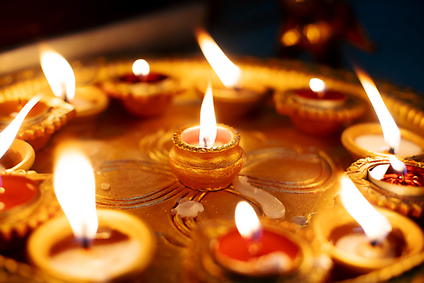 포토 JPG 해외이미지 전통 행복 종교 문화 패턴 불 휴가 따뜻함 사람없음 장식 빛 평화 축제 램프 축하 황금 야간 인도인 문학 점토 연소 광 등잔 핸드메이드 힌두교 해외포토 자연요소 외국인 감정 컨셉 무늬 조명 동양인 파일형식 이미지허브