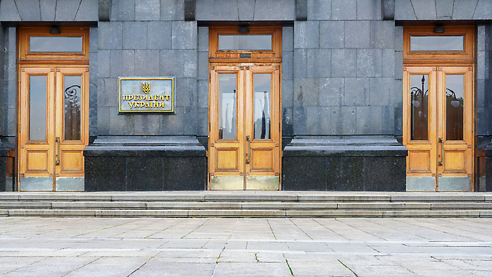 포토 JPG 해외이미지 접시 외관 주택 관리 사람없음 야외 건물 문 역사 뉴스 선거 메인 사인 법 기념물 대통령 명패 우크라이나 정부 정치 정치가 해외포토 직업 식기 건축물 유럽 민주주의 파일형식 이미지허브