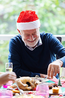 포토 JPG 해외이미지 할아버지 노년 남자 음식 크리스마스 휴가 실내 한명 미소 사람 앉기 실버라이프 식사 노인남자한명만 해외포토 1 라이프스타일 기념일 모션 표정 성인 내부 남자한명만 노인남자만 파일형식 이미지허브