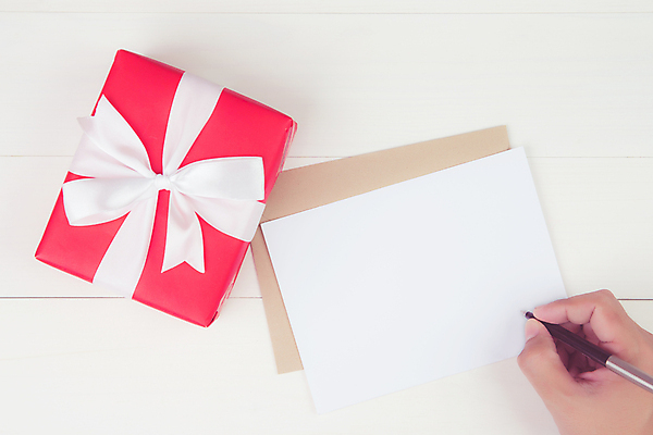 포토 JPG 해외이미지 손 리본 종이 크리스마스 탁자 프레임 선물 사람없음 책상 보여주기 목업 해외포토 기념일 가구 모션 신체부위 파일형식 이미지허브