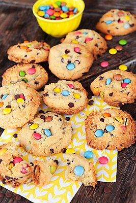 포토 JPG 해외이미지 음식 사탕 사람없음 세로 컬러풀 쿠키 초콜릿 달콤 맛 설탕 뿌리기 레시피 핸드메이드 해외포토 컬러 컨셉 모션 디저트 파일형식 이미지허브