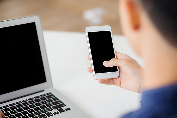 포토 JPG 해외이미지 직업 라이프스타일 손 응시 남자 인터넷 비즈니스 통신 모바일 주택 한명 사람 성인 노트북 스마트폰 핸드폰 컴퓨터 사무실 우주 디지털 스크린 모니터 공책 공백 터치 타이핑 키보드 업무 비즈니스맨 네트워크 작업실 메시지 어플리케이션 전화기 스마트 프리랜서 목업 해외포토 1 시선 컨셉 문구용품 건물 생활 신체부위 전자제품 스마트기기 작업 직장인 파일형식 이미지허브