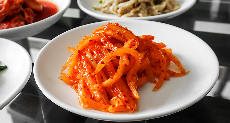 포토 JPG 해외이미지 전통 접시 아시아 문화 음식 다이어트 채소 고추 콩 한국 건강 요리 동양인 사람없음 옆모습 빨간색 식당 식사 당근 샐러드 흰색 신선 뜨거움 양념 맛 향신료 매움 양배추 피클 발효 후추 채식주의자 총각무 파파야 핸드메이드 해외포토 식기 나라 뷰포인트 컬러 컨셉 곡류 뿌리채소 인종 상점 무 열대과일 채식 절임 향미료 파일형식 이미지허브