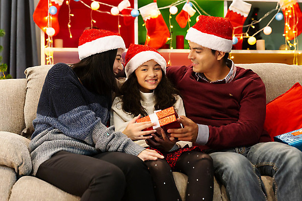 포토 JPG 해외이미지 나무 백인 라이프스타일 행복 어린이 크리스마스 가족 엄마 휴가 키스 주택 함께함 실내 3 선물 사랑 미소 앉기 성인 내부 장식 빨간색 세명 상자 소파 축제 축하 아빠 황금 해외포토 서양인 식물 기념일 감정 컬러 컨셉 의자 관계 모션 표정 사람 건물 생활 애정표현 파일형식 이미지허브