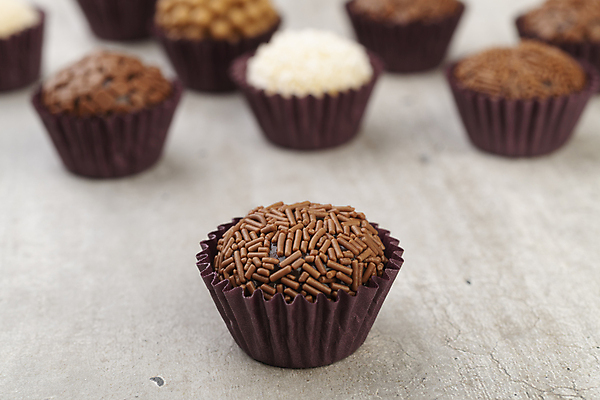 포토 JPG 해외이미지 전통 음식 디저트 사탕 요리 사람없음 갈색 파티 과자 초콜릿 어둠 우유 달콤 맛 설탕 브라질 코코아 핸드메이드 브라질사람 해외포토 음료 컬러 컨셉 유제품 이벤트 남아메리카 파일형식 이미지허브