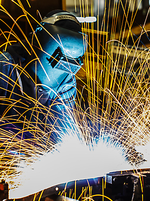 포토 JPG 해외이미지 남자 실내 한명 상반신 성인 옆모습 빛 업무 불똥 용접 용접공 용접기 용접마스크 철강 성인남자한명만 해외포토 직업 1 뷰포인트 마스크 사람 내부 작업 남자한명만 성인남자만 파일형식 이미지허브