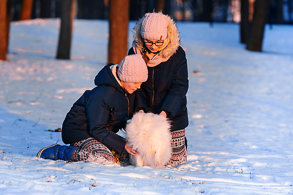 포토 JPG 해외이미지 동물 백인 라이프스타일 계절 공원 행복 감정 어린이 크리스마스 겨울 자연 놀이 날씨 휴가 부츠 따뜻함 미소 웃음 야외 두명 반려동물 기쁨 추위 흰색 개 12월 서리 긍정 눈내림 해외포토 서양인 공공시설 기념일 컬러 신발 컨셉 포유류 눈_날씨 표정 사람 생활 날짜 생태계 파일형식 이미지허브