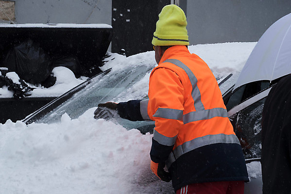 포토 JPG 해외이미지 남자 도로 겨울 자동차 한명 서기 상반신 성인 뒷모습 눈치우기 제설 눈내림 성인남자한명만 겨울풍경 해외포토 1 계절 길 육상교통 뷰포인트 교통시설 모션 눈_날씨 사람 풍경 치우기 남자한명만 성인남자만 파일형식 이미지허브