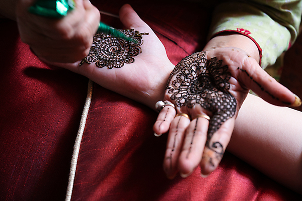 포토 JPG 해외이미지 직업 전통 손 디자인 여자 결혼 패턴 결혼식 미술 사람없음 신체부위 장식 초록색 뷰티 화려 그리기 의식 어플리케이션 인도인 문신 피부 그림 반죽 예술가 원뿔 들러리 내추럴 복잡 힌두교 신청 해외포토 도형 외국인 종교 컬러 컨셉 무늬 모션 문화예술 사람 동양인 이벤트 하객 파일형식 이미지허브