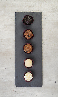 포토 JPG 해외이미지 전통 음식 디저트 사탕 요리 사람없음 갈색 파티 과자 초콜릿 어둠 우유 달콤 맛 설탕 브라질 코코아 핸드메이드 브라질사람 해외포토 음료 컬러 컨셉 유제품 이벤트 남아메리카 파일형식 이미지허브