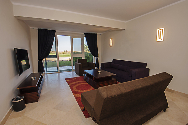 포토 JPG 해외이미지 벽 가구 쿠션 거실 의자 건축양식 창문 탁자 휴가 바닥 아파트 주택 실내 사람없음 내부 장식 인테리어 소파 갈색 정원 텔레비전 카펫 방 발코니 커튼 휴게실 고급 휴양지 스타일 해외포토 디자인 건축 컬러 생활용품 컨셉 건물 전자제품 장소 파일형식 이미지허브