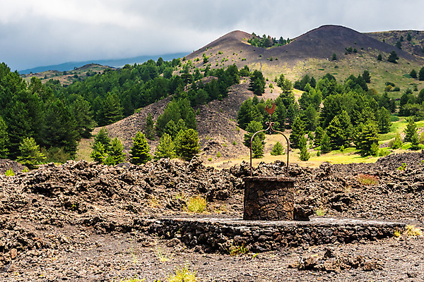 포토 JPG 해외이미지 공원 유럽 자연 산 파노라마 사람없음 물 산타클로스 검은색 이탈리아 트래킹 하이킹 흐름 오두막 폭발 지중해 언덕 화산 장면 분화구 용암 내추럴 전국 절정 지질학 해외포토 자연요소 공공시설 교육 나라 바다 컬러 컨셉 크리스마스 레저 촬영기법 생태계 파일형식 이미지허브