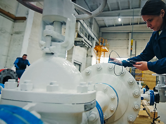 포토 JPG 해외이미지 손 산업 백그라운드 캐나다 공장 노동자 사람없음 금속 검은색 장비 흐름 에너지 과학기술 견과류 공구 나사 업무 수리 닫기 보호 측정 오브젝트 연료 가스 수납 감독관 자원 게이지 방법 우크라이나 철강 파이프라인 해외포토 직업 유럽 컬러 컨셉 북아메리카 공업 모션 재질 기술 신체부위 도구 작업 파이프_관 파일형식 이미지허브