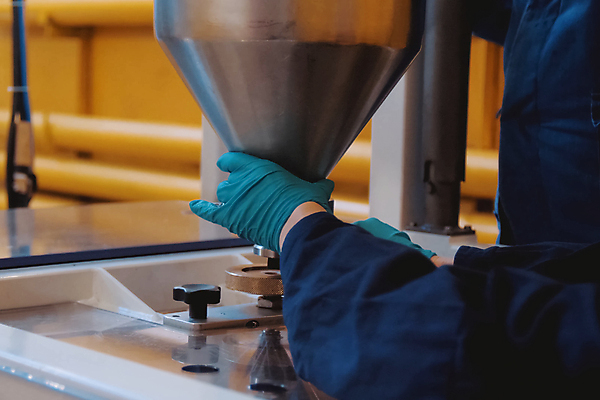 포토 JPG 해외이미지 손 남자 산업 장갑 교통시설 자동차 노동자 안전 사람없음 일상 가로 스터디 장비 덮개 업무 막대기 변화 당기기 수리 서비스 서식 군용 걸레 엔진 정비공 모터 유지 깔대기 센서 옛날 자동 지원 차고 캡모자 해외포토 직업 모자_잡화 잡화 육상교통 교통 컨셉 모션 군대 사람 라이프 신체부위 학습 뚜껑 작업 기술자 청소도구 시설 파일형식 이미지허브