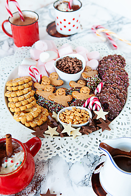 포토 JPG 해외이미지 기념일 별 음료 크리스마스 겨울 휴가 사탕 사람없음 컵 세로 쿠키 초콜릿 우유 뜨거움 달콤 뿌리기 대리석 토핑 마시멜로우 따뜻한음료 시나몬 휘핑크림 해외포토 자연요소 식기 계절 재료 모션 디저트 유제품 이벤트 맛 크림 휘핑 파일형식 이미지허브