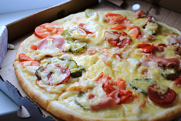 포토 JPG 해외이미지 전통 종이 음식 조각 백그라운드 토마토 채소 재료 포장 탁자 치즈 피자 육류 요리 사람없음 목재 빨간색 초록색 상자 식당 식사 저녁식사 이탈리아 껍질 신선 오픈 뜨거움 원형 맛 폐기물 굽기 속도 메뉴 패키지 후추 판지 점심식사 모짜렐라치즈 살라미 페퍼로니 핸드메이드 해외포토 도형 나무 유럽 컬러 가구 컨셉 식재료 유제품 패스트푸드 서양음식 상점 소시지 쓰레기 구이 향신료 파일형식 이미지허브