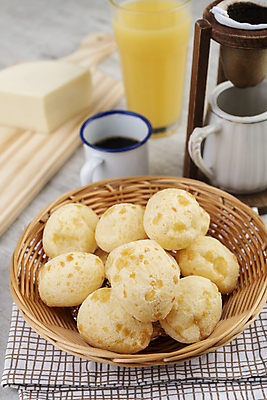 포토 JPG 해외이미지 전통 커피 음식 오렌지 탁자 치즈 요리 사람없음 목재 갈색 노란색 바구니 식사 주스 빵집 신선 뜨거움 황금 맛 아침식사 굽기 밀가루 브라질 점심식사 번 핸드메이드 브라질사람 해외포토 나무 음료 빵 컬러 가구 컨셉 과일 재료 유제품 상점 남아메리카 가루 구이 파일형식 이미지허브