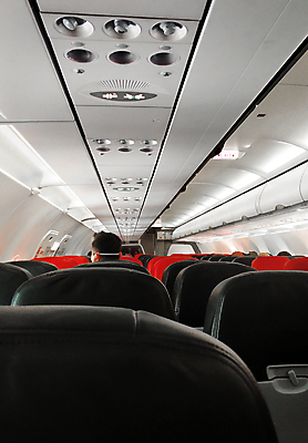 포토 JPG 해외이미지 여행 의자 교실 교통시설 휴가 비행기 항해 실내 사람 사람없음 내부 경제 빛 여행객 짐 복도 공항 승무원 가득함 항공 서비스 통로 상업 머리위 제트기 승객 일반 대패 줄서기 해외포토 직업 교육 가구 교통 배_교통 학교 항공교통 모션 대중교통 시설 파일형식 이미지허브