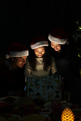 포토 JPG 해외이미지 나무 백인 라이프스타일 딸 행복 얼굴 어린이 백그라운드 컨셉 크리스마스 가족 엄마 불 휴가 새로움 주택 함께함 선물 사람 내부 장식 빨간색 세명 빛 상자 산타클로스 저녁식사 어둠 놀람 표현 오픈 아빠 야간 연도 주기 벽난로 마법 클라우스 해외포토 자연요소 서양인 식물 기념일 감정 컬러 관계 모션 표정 건물 생활 신체부위 식사 파일형식 이미지허브