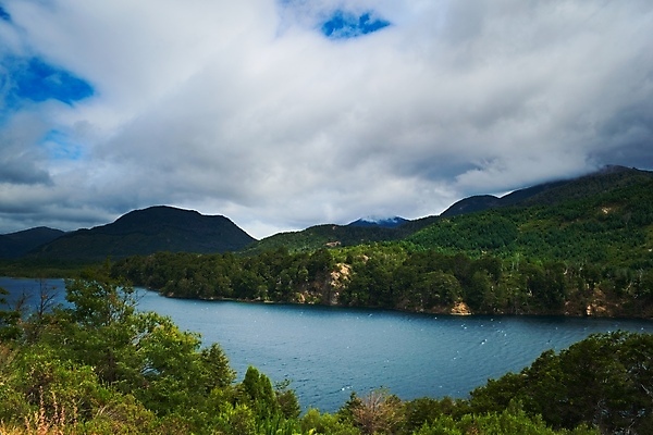 포토 JPG 해외이미지 나무 호수 자연 하늘 날씨 국립공원 사람없음 야외 초록색 물 파란색 어둠 추위 숲 흐림 아르헨티나 해외포토 자연요소 식물 공원 컬러 남아메리카 생태계 파일형식 이미지허브