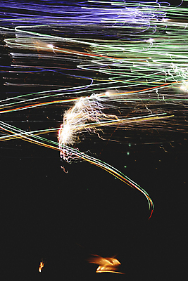 포토 JPG 해외이미지 모양 유럽 선 이동 모션 하늘 추상 불꽃 전등 사람없음 파란색 빛 컬러풀 파티 어둠 줄무늬 활발 기쁨 에너지 정보 광선 축하 주름 변화 스페인 입자 야간 폭발 진동 역동적 쇼 전염 마법 야광 현상 효과 해외포토 자연요소 감정 나라 컬러 컨셉 무늬 불 조명 이벤트 질병 감염 파일형식 이미지허브