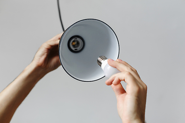 포토 JPG 해외이미지 백인 라이프스타일 손 컨셉 가사 전구 가정 유리 새로움 주택 나선형 사람 사람없음 초록색 경제 빛 힘 장비 에너지 흰색 나사 램프 변화 콘센트 서비스 천장 에코 고정 형광등 혁명 교체 설치 옛날 효율 주도 해외포토 서양인 컬러 무늬 재질 전등 조명 건물 생활 신체부위 환경 공구 예절 파일형식 이미지허브