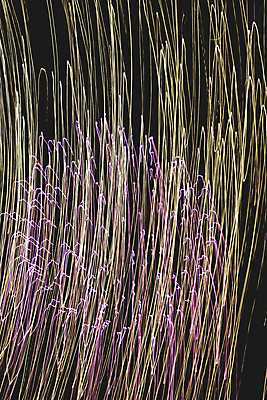 포토 JPG 해외이미지 모양 유럽 선 이동 모션 하늘 추상 전등 사람없음 파란색 빛 반짝임 파티 어둠 줄무늬 활발 기쁨 에너지 광선 축하 주름 변화 스페인 입자 야간 폭발 진동 역동적 쇼 마법 야광 현상 더스트파티클 효과 해외포토 자연요소 감정 나라 컬러 컨셉 무늬 조명 이벤트 파일형식 이미지허브