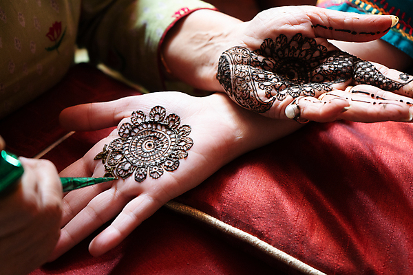 포토 JPG 해외이미지 직업 전통 손 디자인 여자 결혼 패턴 결혼식 미술 사람없음 신체부위 장식 초록색 뷰티 화려 그리기 의식 어플리케이션 인도인 문신 피부 그림 반죽 예술가 원뿔 들러리 내추럴 복잡 힌두교 신청 해외포토 도형 외국인 종교 컬러 컨셉 무늬 모션 문화예술 사람 동양인 이벤트 하객 파일형식 이미지허브