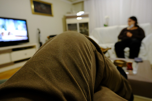 포토 JPG 해외이미지 백인 라이프스타일 커플 여자 남자 행복 거실 가정 가족 포옹 청소년 휴식 주택 함께함 실내 사랑 사람 앉기 성인 사람없음 두명 인테리어 소파 고요 관찰 돌봄 성인만 해외포토 서양인 디자인 감정 컨셉 의자 관계 안기 모션 내부 건물 생활 파일형식 이미지허브